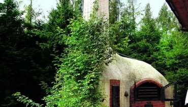 Od września tego roku zmieniają się wymogi dotyczące zawartości węglowodorów wielopierścieniowych WWA, w tym rakotwórczego benzo(a)pirenu. Czy zmiana norm dotknie wędzarników-amatorów, produkujących na własne potrzeby? Nie. Ale warto pamiętać, że więcej benzo(a)pirenu znajduje się w potrawach grillowanych czy wędzonych metodą na gorąco niż poddanych obróbce w zimnym dymie. wędzarnia, murowany grill