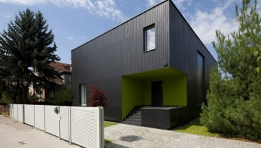 przebudowa kostki, dom kostka, Czarna Kostka - rezultat przebudowy typowego domu jednorodzinnego z lat 70. autorstwa architektów z Kameleon lab przebudowa kostki, dom kostka, Czarna Kostka - rezultat przebudowy typowego domu jednorodzinnego z lat 70. autorstwa architektów z Kameleon lab