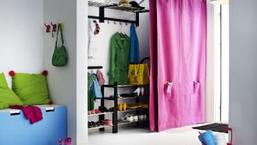 Ekonomiczna wersja szafy wnękowej przy wejściu - ozdobna tkanina zawieszona na stalowej lince zasłania ubraniowy rozgardiasz przedpokój,aranżacja wnętrz
