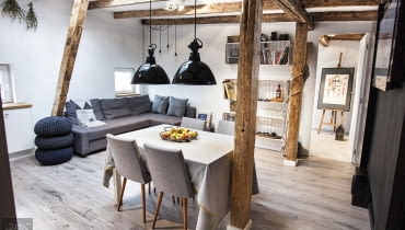 Widok z przedpokoju na część dzienną mieszkania