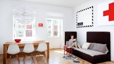 MIESZKANIE. W albumie o starym Żoliborzu jest zdjęcie domu, w którym mieszkają nasi gospodarze. Na fotografii zrobionej pod koniec lat dwudziestych ubiegłego wieku widać trzypiętrowy budynek, dookoła którego rozpościera się szczere pole. Dzisiaj to ciasno zabudowana część miasta, kilka kroków od placu Wilsona. Kiedyś peryferie, dzisiaj dobry adres. A pod tym adresem - pieczołowicie odnowione stare wnętrze. <BR /> Wspólną pasją gospodarzy jest sztuka nowoczesna. Obrazy, grafiki, plakaty i meble (ikony designu) są tutaj wszędzie. Krzesła to klasyczne modele Charlesa i Raya Eamesów z 1950 r. Obrazy nad sofą namalowala Anna Fryer, malarka obecnie mieszkająca w Tokio. Dębowy stół według projektu pani domu zrobił stolarz z Mazur. Modułowa sofa zmienia układ zależnie od potrzeb. MIESZKANIE. W albumie o starym Żoliborzu jest zdjęcie domu, w którym mieszkają nasi gospodarze. Na fotografii zrobionej pod koniec lat dwudziestych ubiegłego wieku widać trzypiętrowy budynek, dookoła którego rozpościera się szczere pole. Dzisiaj to ciasno zabudowana część miasta, kilka kroków od placu Wilsona. Kiedyś peryferie, dzisiaj dobry adres. A pod tym adresem - pieczołowicie odnowione stare wnętrze. <BR /> Wspólną pasją gospodarzy jest sztuka nowoczesna. Obrazy, grafiki, plakaty i meble (ikony designu) są tutaj wszędzie. Krzesła to klasyczne modele Charlesa i Raya Eamesów z 1950 r. Obrazy nad sofą namalowala Anna Fryer, malarka obecnie mieszkająca w Tokio. Dębowy stół według projektu pani domu zrobił stolarz z Mazur. Modułowa sofa zmienia układ zależnie od potrzeb.