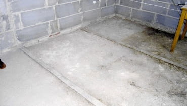 W domach stawianych jeszcze kilkadziesiąt lat temu stropy, często budowano z użyciem dwuteowych belek stalowych, (zwanych tregrami). Powszechnie nazywano je stropami Kleina. Nie jest to jednak poprawne określenie. BUDOWA - STROP NA BELKACH STALOWYCH FOT. WIESLAW RUDOLF PUBLIKACJA LADNY DOM NR 2 (88) - 2.2006