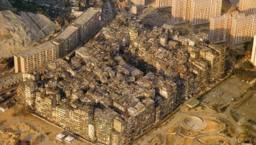 Zdjęcie lotnicze z Kowloon Walled City wykonane w 1989 roku. Zdjęcie lotnicze z Kowloon Walled City wykonane w 1989 roku.