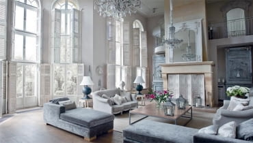 Na pierwszym planie: robione na zamówienie szezlongi. Piękne i praktyczne, bo obite welurem, na którym nie widać zagnieceń.