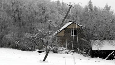 Mroźny styczeń był sprawdzianem stanu sieci energetycznej. Za jego kiepski wynik możemy teraz wystawić rachunek 11.01.2009 HUTA NOWA . ENERGETYCY NAPRAWIAJA USZKODZANA NA SKUTEK OBLODZENIA SIEC ENERGETYCZNA .