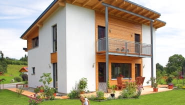 Dzięki zastosowaniu na środku elewacji drewnianego, pionowego szalunku, dom wydaje się być wyższy - Hausbesuch- Familie Moser in Scharnstein, Oberoesterreich, 31.07.07 Foto: Hans-Rudolf Schulz