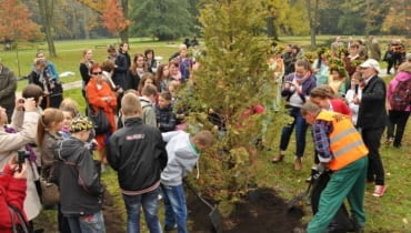 Goście i laureaci Święta Drzewa sadzą cypryśnik Goście i laureaci Święta Drzewa sadzą cypryśnik