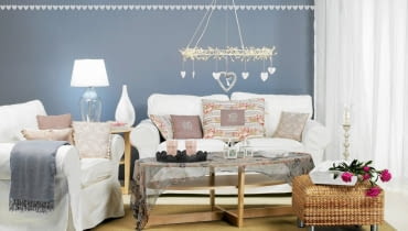 Białe meble i ściany w szaro-niebieskim odcieniu