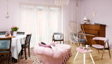 DOM. tak nazywany jest ten dom, którego historia zaczęła się od... pożaru. Nowy, niczym mitologiczy feniks, powstał niemalże z popiołów. odrodził się naprawdę w pięknej postaci. <BR > W nowym domu jest wiele przedmiotów, które również otrzymały nowe życie. Krzesła zostały odziedziczone po babci gospodyni i ciekawie odnowione; przedwojenne pianino to prezent (również od babci), a szezlong został wypatrzony w sklepie z antykami. Ten piękny mebel tak długo nie mógł znaleźć nowego domu, że zniecierpliwiony właściciel sprzedał go w końcu za jedyne 300 zł.