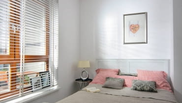 W oknie sypialni, tak jak w części dziennej, zamontowano białą żaluzję. W spokojnej aranżacji wnętrza przeważają odcienie beżu i jasnej czerwieni. W oknie sypialni, tak jak w części dziennej, zamontowano białą żaluzję. W spokojnej aranżacji wnętrza przeważają odcienie beżu i jasnej czerwieni.