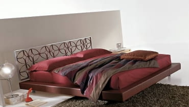 ŁÓŻKA. Fantazyjne wygięcia, misterne, wręcz koronkowe wzory utrwalone w metalu świadczą o dużym kunszcie wytwórców metalowych łóżek. Takie meble to propozycja dla tych, którzy lubią rzeczy oryginalne. <BR /> Michel, malowane proszkowo, rama obita skórą, 160 x 200 cm, 10 737 zł, Kler ŁÓŻKA. Fantazyjne wygięcia, misterne, wręcz koronkowe wzory utrwalone w metalu świadczą o dużym kunszcie wytwórców metalowych łóżek. Takie meble to propozycja dla tych, którzy lubią rzeczy oryginalne. <BR /> Michel, malowane proszkowo, rama obita skórą, 160 x 200 cm, 10 737 zł, Kler