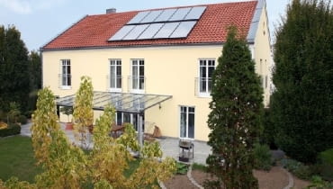 Kolektory słoneczne zamontowane na dachu kolektory słoneczne