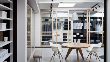 Showroom raumplus w Starej Fabryce Koronek w Warszawie raumplus, szafy i garderoby, showroom