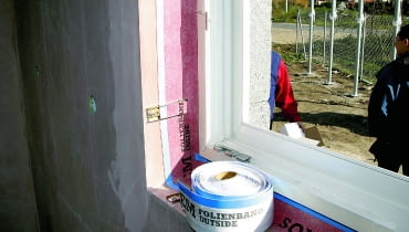 Taki sposób montażu powinien być przedstawiany nie jako opcja, ale jako obowiązujący standard. Już na etapie zamawiania okien, upewnijmy się, czy w ramach montażu sprzedawca przewiduje ocieplenie i uszczelnienie (zgodnie z zasadą "szczelniej od wewnątrz niż od zewnątrz") styku okna z murem, a potem - zanim ekipa otynkuje ościeże - czy ten etap prac nie został pominięty. Taki sposób montażu powinien być przedstawiany nie jako opcja, ale jako obowiązujący standard. Już na etapie zamawiania okien, upewnijmy się, czy w ramach montażu sprzedawca przewiduje ocieplenie i uszczelnienie (zgodnie z zasadą "szczelniej od wewnątrz niż od zewnątrz") styku okna z murem, a potem - zanim ekipa otynkuje ościeże - czy ten etap prac nie został pominięty.