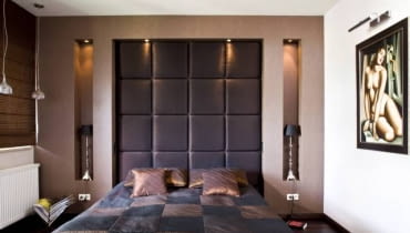 Aranżacja. Wnękę za łóżkiem wyłożono miękkimi poduchami z gąbki (taka usługę można zamówić w każdym zakładzie tapicerskim). Tym samym ściana przejęła rolę tradycyjnego zagłówka. 13.05.2009