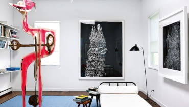 W sypialni gościnnej rzeźba kalifornijskiego artysty Aarona Curry. Na ścianie grafika duetu Langlands & Bell. Przy leżance Jaquesa Adneta (projekt z ok. 1950 r.) lampa z lat 50. kupiona na pchlim targu, na ścianie dzieło Sigmara Polke z 2006 r. W sypialni gościnnej rzeźba kalifornijskiego artysty Aarona Curry. Na ścianie grafika duetu Langlands & Bell. Przy leżance Jaquesa Adneta (projekt z ok. 1950 r.) lampa z lat 50. kupiona na pchlim targu, na ścianie dzieło Sigmara Polke z 2006 r.