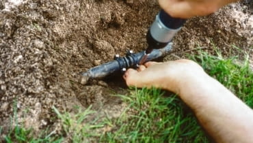 Zakładanie opasek zaciskowych na rurach. Zakładanie opasek zaciskowych na rurach.