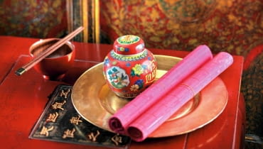 Tradycyjnym chińskim napojem jest herbata, wypijana zarówno do posiłków, jak i między nimi. Do jej przechowywania, parzenia i picia służą porcelanowe naczynia. Tradycyjnym chińskim napojem jest herbata, wypijana zarówno do posiłków, jak i między nimi. Do jej przechowywania, parzenia i picia służą porcelanowe naczynia.