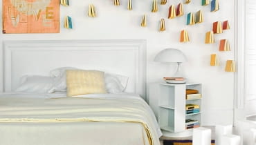 ARTYSTYCZNIE. Książki przewieszone przez wkręcone w ścianę długie kołki wyglądają jak odlatujące ptaki. domowa biblioteczka, książki