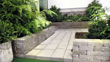 Zieleń posadzona na skarpach lub w dużych donicach z jednej strony sprawia wrażenie bujniejszej, z drugiej - starannie uporządkowanej Zieleń posadzona na skarpach lub w dużych donicach z jednej strony sprawia wrażenie bujniejszej, z drugiej - starannie uporządkowanej