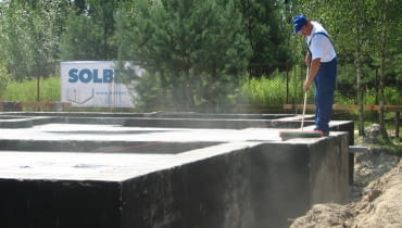 Przed przystąpieniem do murowania ścian należy wykonać na fundamencie izolację przeciwwilgociową np. z papy. Dzięki temu zapewnimy murom ochronę przed podciąganiem wilgoci. izolacja fundamentów, fundamnty