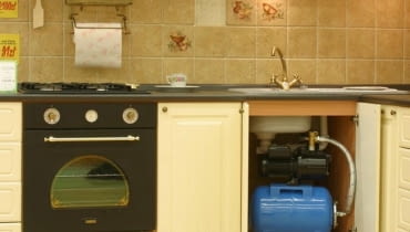 Zestaw hydroforowy ze zbiornikiem o pojemności 20 l można zamontować w szafce pod zlewem Zestaw hydroforowy ze zbiornikiem o pojemności 20 l można zamontować w szafce pod zlewem