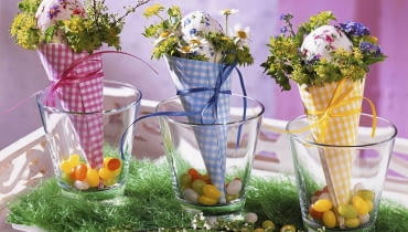 Eier in Vichy-Karo-TŁten SLOWA KLUCZOWE: Arrangement Blumenarrangement Blumenmotiv BlumenstrauR BlumenstršuRe Bubleurum Dekoration dekoriert drei floral Florales FrŁhlingsblume FrŁhlingsblumen Glas Glšser Idee Kamille Kreativ Kreatives Kreativ-Idee Niemand Osterdeko Oster-Deko Oster-Dekoration Osterei Ostereier Ostergras Usterlich OsterstrauR OsterstršuRe Papier PapiertŁte PapiertŁten Serviette Servietten Serviettentechnik Spirea StrauR TŁte TŁten VergiRmeinnicht Vichy-Karo Ostereier bemalen Ostern OsterstršuRe Ostertische Querformat