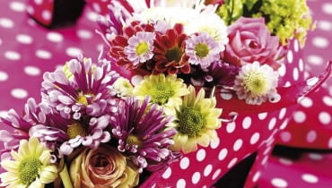 Nie wyrzucajmy pochopnie kaloszy, z których wyrosło nasze dziecko, nie pozbywajmy się bezużytecznych koszyków i kartonowych pudełek. Nawet one mogą stać się... wazonami. Pamiętajmy tylko, że do takich nietypowych wazonów trzeba wstawić naczynie z wodą, na przykład mały słoiczek albo miseczkę. W magicznych pantofelkach Kopciuszka zakwitły róże, chryzantemy i kalina. Takie wielobarwne kompozycje mogą śmiało wejść z przedpokoju na salony.