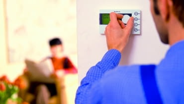 Aby obsługa termostatu była wygodna wiesza się go zazwyczaj na wysokosci 1,5 m nad podłogą Aby obsługa termostatu była wygodna wiesza się go zazwyczaj na wysokosci 1,5 m nad podłogą