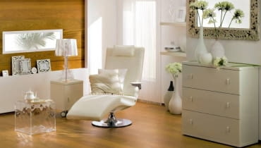 Wybierając drewno na podłogę, zwróćmy uwagę przede wszystkim na jego twardość, którą określa tzw. współczynnik Brinella. Im twardszy gatunek drewna, tym jest on wyższy. Drewno o współczynniku poniżej 2 jest miękkie i nie nadaje się na podłogi, między 2,1 a 3 - średniej twardości, przeznaczone do sypialni i pokojów dziecięcych, pomiędzy 3,1 a 4 - twarde, polecane do przedpokojów, pokojów dziennych i salonów, powyżej 4,1 - bardzo twarde, które można układać w biurach, sklepach, urzędach itp. <br /> DREWNO EGZOTYCZNE. Jatoba - współczynnik Brinella - 7. Drewno w czerwono-brązowym kolorze, które pod wpływem słońca przybiera intensywne odcienie czerwieni, najbardziej ciemnieje w ciągu 3 miesięcy po położeniu. Zachowuje równą i gładką powierzchnię przez wiele lat. Deska barlinecka Exclusiv Jatobe, 18 x 220 cm, gr. 1,4 cm, 281,67 zł/m kw., Barlinek Wybierając drewno na podłogę, zwróćmy uwagę przede wszystkim na jego twardość, którą określa tzw. współczynnik Brinella. Im twardszy gatunek drewna, tym jest on wyższy. Drewno o współczynniku poniżej 2 jest miękkie i nie nadaje się na podłogi, między 2,1 a 3 - średniej twardości, przeznaczone do sypialni i pokojów dziecięcych, pomiędzy 3,1 a 4 - twarde, polecane do przedpokojów, pokojów dziennych i salonów, powyżej 4,1 - bardzo twarde, które można układać w biurach, sklepach, urzędach itp. <br /> DREWNO EGZOTYCZNE. Jatoba - współczynnik Brinella - 7. Drewno w czerwono-brązowym kolorze, które pod wpływem słońca przybiera intensywne odcienie czerwieni, najbardziej ciemnieje w ciągu 3 miesięcy po położeniu. Zachowuje równą i gładką powierzchnię przez wiele lat. Deska barlinecka Exclusiv Jatobe, 18 x 220 cm, gr. 1,4 cm, 281,67 zł/m kw., Barlinek