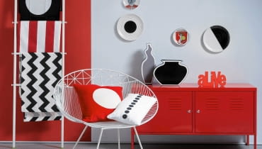 MEBLE: komoda - 399 zł, wieszak-drabina - 69,99 zł, IKEA; fotel - 1299 zł, Scandinavian Living. POZOSTAŁE: wazon szary - 203 zł, Le Pukka; wazon czarny - 239 zł, Eurofirany; napis - 129 zł, BoConcept; talerz z lwem - 75 zł, Q Forma; talerz biało-czarny - 12,99 zł, IKEA; talerz z syrenką - 10 zł, talerz z czarnym kołem - 8 zł, targ staroci; poduszka czerwona - 399 zł, Scandinavian Living; poduszka w grochy - 129 zł, Cube; na drabinie (od góry): ściereczka - 65 zł, Scandinavian Living; poszewka w pasy - 34,90 zł, bieżnik w zygzaki - 36,90 zł, dekoria.pl; dywany z szarym i białym kołem - 299 zł/szt., dywan w kwiaty - 459 zł, Scandinavian Living; dywan w grochy - 89 zł, IKEA. NA ŚCIANIE: farby 'Ogniste flamenco' i 'Dryfujące kry' - 85 zł/5 l, Dulux. 06.08.2015 Warszawa . Wnetrza , kolor i wzor , temat kolor czerwony , sesja dla : Cztery Katy , stylizacja Joanna Plachecka . Fot. Michal Mutor SLOWA KLUCZOWE: WNETRZA DEKORACJE