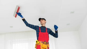 spadający tynk z sufitu naprawa spadającego tynku z sufitu