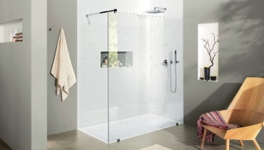 <B>Czysty minimalizm</B> Najnowsza kolekcja prysznicowa Just o surowym, ascetycznym designie. Baterie i prysznice z tej serii pasują do nowoczesnych wnętrz oraz do umywalek, bidetów i wanien w rozmaitych kształtach. Naścienny termostat z zestawem prysznicowym, ok. 4000 zł, deszczownica ok. 4000 zł, Villeroy & Boch