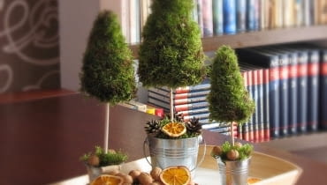 Świąteczna dekoracja z mchu. DIY, zrób to sam, świąteczna dekoracja