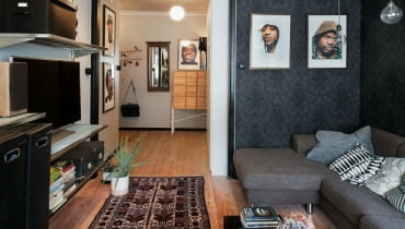 Mieszkanie znajduje się w Sztokhomie, w dzielnicy Kungsholmen. mieszkanie w męskim stylu, mieszkanie dla singla, mieszkanie w męskim charakterze, mieszkanie dla mężczyzny, ciemne kolory w mieszkaniu