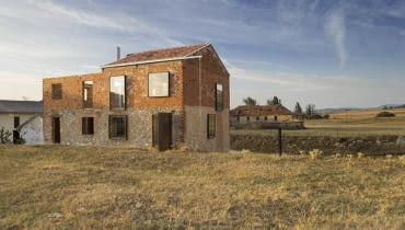 Hiszpański dom La Ruina Habitada powstał w zrujnowanym, wiejskim domostwie. Autorem tego projektu jest Oli Jesus Castillo. la ruina habitada, zabytki, adaptacja, hiszpania, lofty, oli jesus castillo, dom jednorodzinny