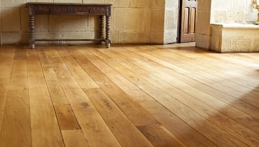 Dobrze polakierowana podłoga jest idealnie gładka, bez skaz powłoki lakierniczej i zabrudzeń. lakierowanie parkietu