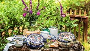 <B>Ceramika z Bolesławca przeszła kurację odmładzającą. Naczynia mają teraz nowe kształty, kolory i wzory. Naszym zdaniem kropki, kółka i motywy roślinne w żółci, czerwieni i oranżu wciąż mają to 'coś', za co kochamy Bolesławiec od lat.</B> <BR /> WZORNICTWO. Flora, czyli Koku. Każdy zestaw nosi 'podpisy' swoich twórców, widoczne w formowaniu i sposobie malowania oraz wzorach. Annę Szeremetę zdecydowanie zainspirowała flora. Od 112 zł ceramika-design.com.pl bolesławiec, ceramika, naczynia kuchenne