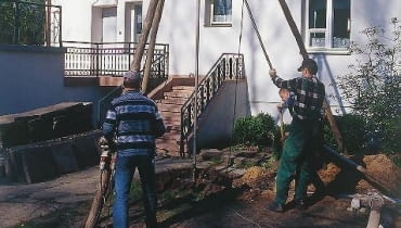 Ustawianie trójnogu do wiercenia nowej studni. Jej usytuowanie było kompromisem między wyborem właścicieli a wskazaniami doświadczonych studniarzy. Ustawianie trójnogu do wiercenia nowej studni. Jej usytuowanie było kompromisem między wyborem właścicieli a wskazaniami doświadczonych studniarzy.