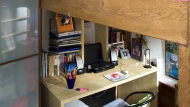 Aranżacja. Biurko umieszczone pod sypialnianą antresolą jest siłą rzeczy niewidoczne z miejsca do spania. Dzięki temu pracująca przy nim osoba nie zakłóca odpoczynku drugiej, leżącej w łóżku. WNETRZA SYPIALNIA ANTRESOLA