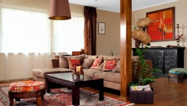 MIESZKANIE ARTURA RUCIŃSKIEGO I OLI TROCZYŃSKIEJ. Dwoje muzyków zauroczył dom z ogrodem położony blisko Puszczy Kampinoskiej. Artyści czują się tutaj jak na całorocznych wakacjach, przerywanych jedynie wyjazdami do pracy w operze, które na szczęście nie zabierają wiele czasu. Otoczenie sprawiło, że pan domu odkrył w sobie pasję ogrodniczą i czasem zakłóca głosy natury motorem kosiarki. <BR /> Początkowo dom miał być urządzony w stylu wiejskim. Gospodarze zmienili zdanie, kiedy odkryli sklep z meblami kolonialnymi. Wnętrze rozweselają jedwabne dywany oraz patchworkowe pufy i poduszki. Tajemniczy obiekt przy słupie to wiklinowo-rattanowa lampa. Nad komodą z palisandru i drewna mango wisi obraz autorstwa Krzysztofa Rapsy, który bywa tematem długich dyskusji z gośćmi - każdy widzi na nim coś innego. OLYMPUS DIGITAL CAMERA