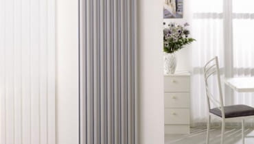 Prawie niewidoczne podłączenie grzejnika. Aby go tak podłączyć, trzeba odpowiednio wykonać (i sprawdzić) instalację. WNETRZE , NOWOCZESNY GRZEJNIK STALOWY