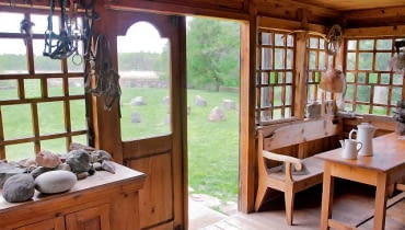 <B>Drewniany dom nad Czarną Hańczą stoi w miejscu, gdzie w epoce kamiennej była osada łowców reniferów, a potem - Jaćwingów. Prawie dwadzieścia lat temu w tej typowej chacie podlaskiej - niemal stuletniej, starannie odbudowanej po pożarze - zamieszkał nasz gospodarz. Trzeba przyznać: siedlisko w sam raz dla artysty. </B> <BR />Widok z ganku. Krąg z kamieni polnych (wśród nich znajduje się też wielki kamień młyński) został ułożony na pamiątkę Jaćwingów - ludu bałtyckiego zamieszkującego niegdyś Podlasie. <B>Drewniany dom nad Czarną Hańczą stoi w miejscu, gdzie w epoce kamiennej była osada łowców reniferów, a potem - Jaćwingów. Prawie dwadzieścia lat temu w tej typowej chacie podlaskiej - niemal stuletniej, starannie odbudowanej po pożarze - zamieszkał nasz gospodarz. Trzeba przyznać: siedlisko w sam raz dla artysty. </B> <BR />Widok z ganku. Krąg z kamieni polnych (wśród nich znajduje się też wielki kamień młyński) został ułożony na pamiątkę Jaćwingów - ludu bałtyckiego zamieszkującego niegdyś Podlasie.