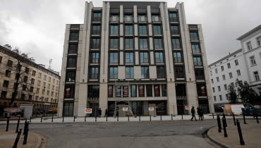 Apartamentowiec powstał w miejscu zburzonego Kina Skarpa i należy do najdroższych adresów w Warszawie. To luksus dla nielicznych, za który trzeba słono zapłacić. W budynku jest 41 apartamentów. Sprzedało się już ok. 30. Ceny lokali dostępnych osiągają cenę 25 tysięcy zł. za metr (kiedy deweloper rozpoczynał sprzedaż dochodziły nawet do 40 tysięcy) 13.01.2012 WARSZAWA , BUDYNEK , KORY POWSTAL W MIEJSCU DAWNEGO KINA SKARPA , UL . KOPERNIKA 5 / 7 / 9 . FOT. ROBERT KOWALEWSKI / AGENCJA GAZETA SLOWA KLUCZOWE: ARCHITEKTURA BUDYNEK HISTORIA