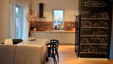 Kuchnia jest jasna, otwarta i nowoczesna. Meble zostały zrobione na wymiar z lakierowanej płyty MDF. mieszkanie czytelniczki, wasze wnętrza, jak mieszkają polacy