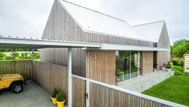 To dom kompletny, idealnie wkomponowany w nadmorski krajobraz