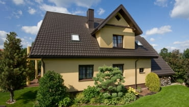 Rodzaj powłoki powinniśmy dostosować nie tylko do estetyki dachu, ale także do warunków atmosferycznych rejonu, w którym będzie stał dom. Rodzaj powłoki powinniśmy dostosować nie tylko do estetyki dachu, ale także do warunków atmosferycznych rejonu, w którym będzie stał dom.