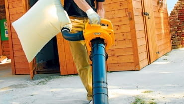 Im większy ogród, tym bardziej przydatne i uzasadnione może okazać się zakupienie maszyny do odkurzania lub rozdmuchiwania liści i innych prac porządkowych. odkurzacz ogrodowy