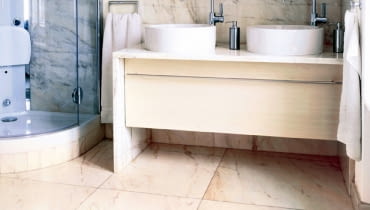 Marmurowa podłoga wygląda efektownie, ale jest trudna do utrzymania w czystości LAZIENKA WNETRZE KABINA PRYSZNICOWASTYLIZACJA NIGELA HOPEFOT. ALEX PAVLOVIC ( KARL JORGENSON )CZTERY KATY NR SPECJALNY 1/2006 - LAZIENKI - WIOSNA 2006 - 1/2006