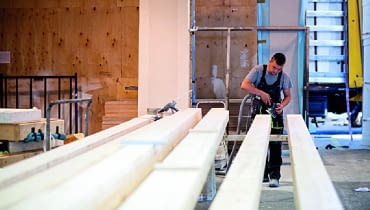 Produkcja elementów drewnianego domu pefabrykowanego odbywa się w ściśle kontrolowanych, niezmiennych warunkach, pod dachem dom prefabrykowany